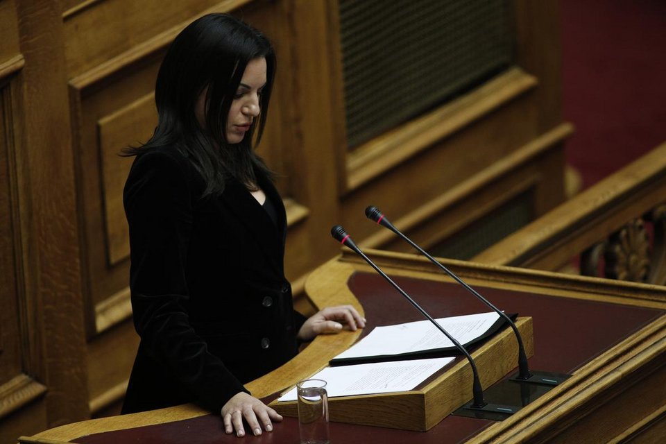 Η Ολγα Κεφαλογιάννη με διχτυωτό καλσόν και κομπολόι στη Βουλή [εικόνες] | iefimerida.gr 0