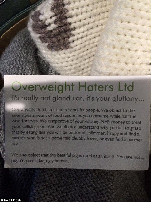 Στο στόχαστρο ρατσιστών στο Λονδίνο, οι χοντροί -Η απίστευτη επίθεση με κάρτες που τους κάνουν [εικόνες] | iefimerida.gr 1