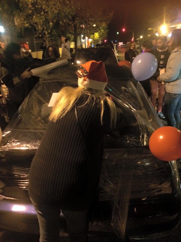 Η εκδίκηση των πεζών στη Θεσσαλονίκη -Χριστουγεννιάτικο «αμπαλάζ» στα παράνομα παρκαρισμένα αυτοκίνητα [εικόνες] | iefimerida.gr 1