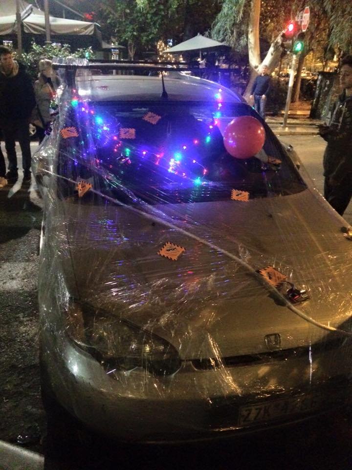 Η εκδίκηση των πεζών στη Θεσσαλονίκη -Χριστουγεννιάτικο «αμπαλάζ» στα παράνομα παρκαρισμένα αυτοκίνητα [εικόνες] | iefimerida.gr 2