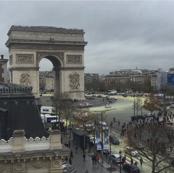 Παρίσι: Ακτιβιστές έβαψαν με κίτρινη μπογιά το οδόστρωμα στην Αψίδα του Θριάμβου [εικόνες]  | iefimerida.gr 2