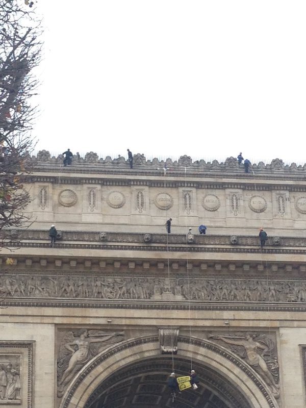 Παρίσι: Ακτιβιστές έβαψαν με κίτρινη μπογιά το οδόστρωμα στην Αψίδα του Θριάμβου [εικόνες]  | iefimerida.gr 3