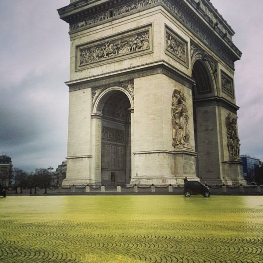 Παρίσι: Ακτιβιστές έβαψαν με κίτρινη μπογιά το οδόστρωμα στην Αψίδα του Θριάμβου [εικόνες]  | iefimerida.gr 4