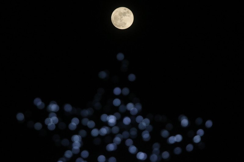 Μάγεψε το «Παγωμένο Φεγγάρι» -Το σπάνιο φαινόμενο στον ελληνικό ουρανό μέσα από 26 φωτογραφίες [εικόνες] | iefimerida.gr 11