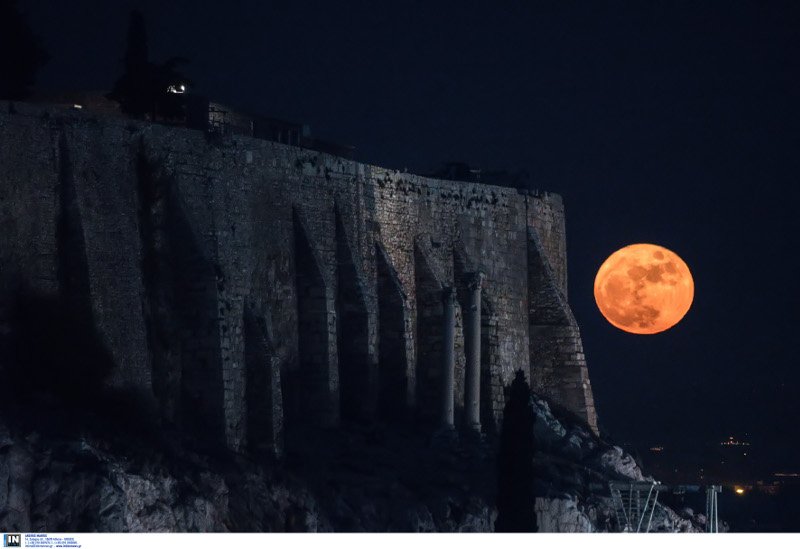 Μάγεψε το «Παγωμένο Φεγγάρι» -Το σπάνιο φαινόμενο στον ελληνικό ουρανό μέσα από 26 φωτογραφίες [εικόνες] | iefimerida.gr 7