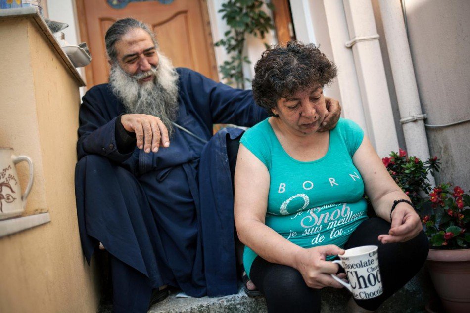 Οι αναγνώστες του iefimerida.gr ψήφισαν: Πρόσωπο της χρονιάς για το 2015 ο παπα-Στρατής, ο «Καλός Σαμαρείτης» της Λέσβου | iefimerida.gr 2