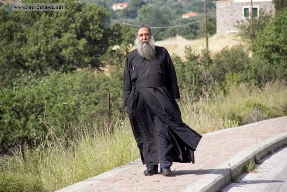 Οι αναγνώστες του iefimerida.gr ψήφισαν: Πρόσωπο της χρονιάς για το 2015 ο παπα-Στρατής, ο «Καλός Σαμαρείτης» της Λέσβου | iefimerida.gr 0