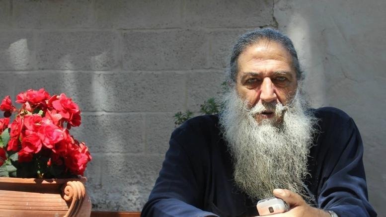 Οι αναγνώστες του iefimerida.gr ψήφισαν: Πρόσωπο της χρονιάς για το 2015 ο παπα-Στρατής, ο «Καλός Σαμαρείτης» της Λέσβου | iefimerida.gr 3