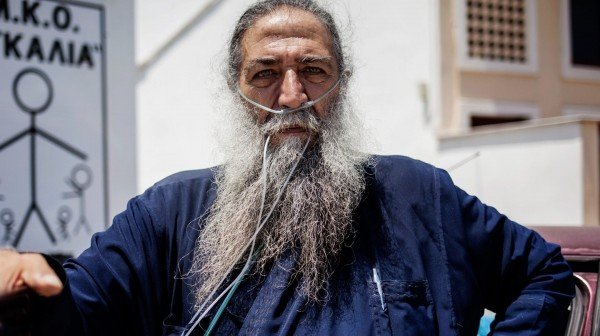 Οι αναγνώστες του iefimerida.gr ψήφισαν: Πρόσωπο της χρονιάς για το 2015 ο παπα-Στρατής, ο «Καλός Σαμαρείτης» της Λέσβου | iefimerida.gr 1