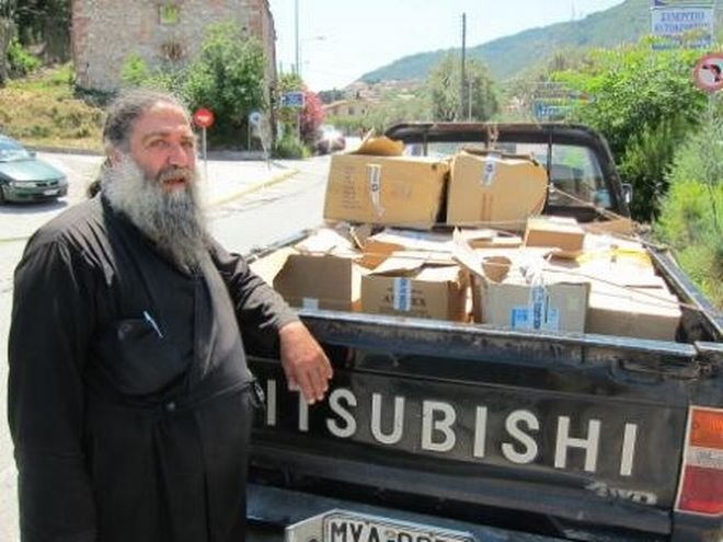 Οι αναγνώστες του iefimerida.gr ψήφισαν: Πρόσωπο της χρονιάς για το 2015 ο παπα-Στρατής, ο «Καλός Σαμαρείτης» της Λέσβου | iefimerida.gr 4