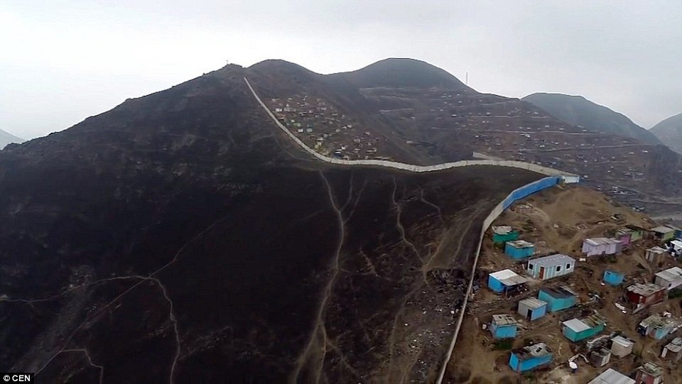 Το «τείχος της ντροπής» στο Περού: Χωρίζει τους πλούσιους και φτωχούς [εικόνες]  | iefimerida.gr 2