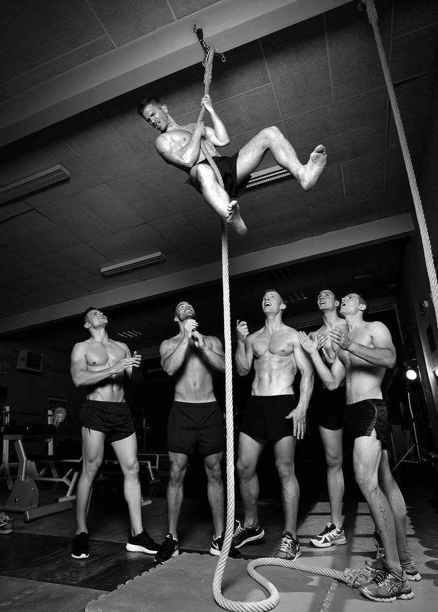 Ενα σέξι ημερολόγιο: Γάλλοι πυροσβέστες με αγαλματένια κορμιά ποζάρουν για καλό σκοπό [εικόνες]  | iefimerida.gr 3