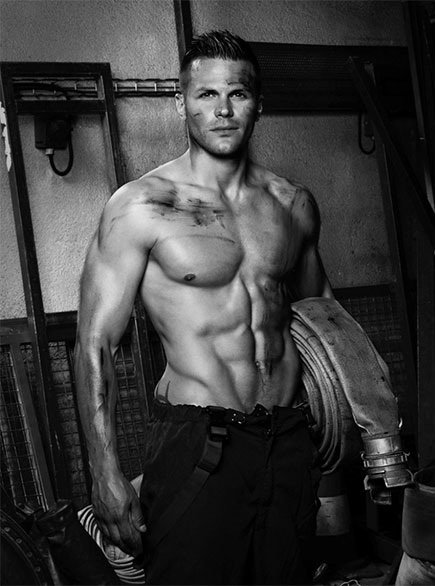 Ενα σέξι ημερολόγιο: Γάλλοι πυροσβέστες με αγαλματένια κορμιά ποζάρουν για καλό σκοπό [εικόνες]  | iefimerida.gr 2