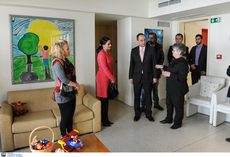 Παρέα με τη σύζυγό του άκουσε τα κάλαντα ο Γιάννης Πλακιωτάκης [εικόνες] | iefimerida.gr 6