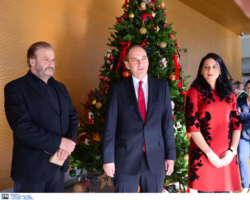 Παρέα με τη σύζυγό του άκουσε τα κάλαντα ο Γιάννης Πλακιωτάκης [εικόνες] | iefimerida.gr 5