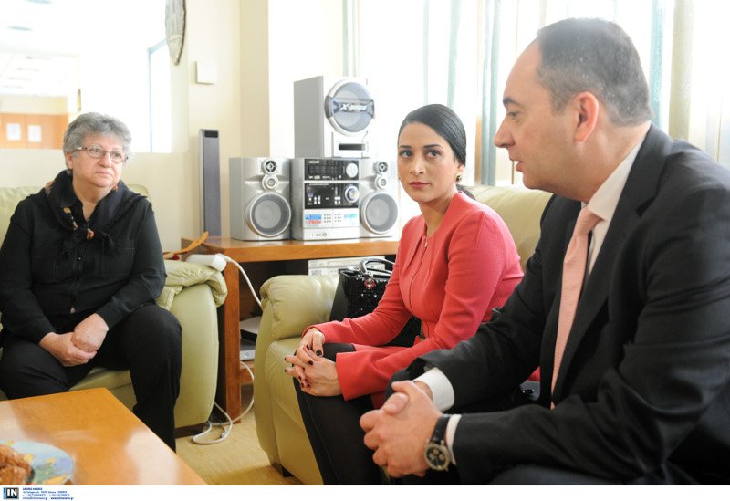 Παρέα με τη σύζυγό του άκουσε τα κάλαντα ο Γιάννης Πλακιωτάκης [εικόνες] | iefimerida.gr 7