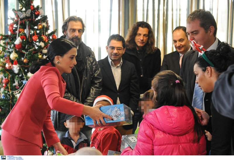 Παρέα με τη σύζυγό του άκουσε τα κάλαντα ο Γιάννης Πλακιωτάκης [εικόνες] | iefimerida.gr 8