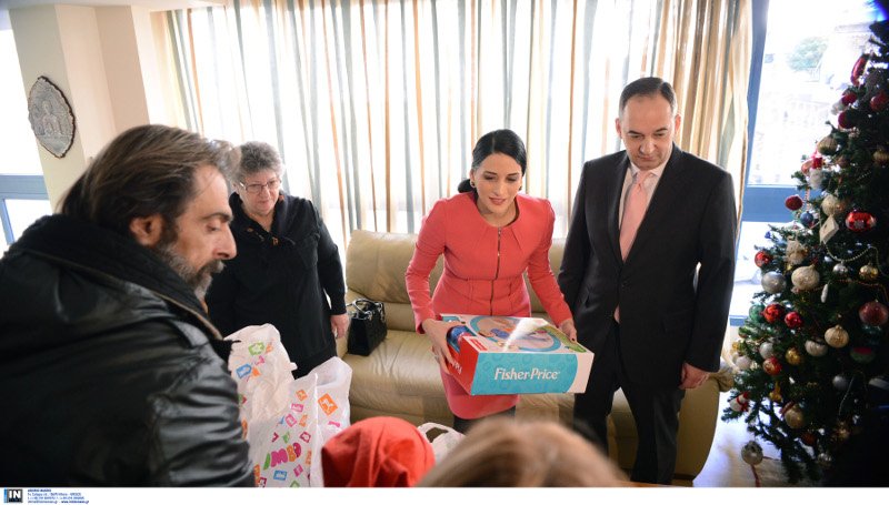 Παρέα με τη σύζυγό του άκουσε τα κάλαντα ο Γιάννης Πλακιωτάκης [εικόνες] | iefimerida.gr 9