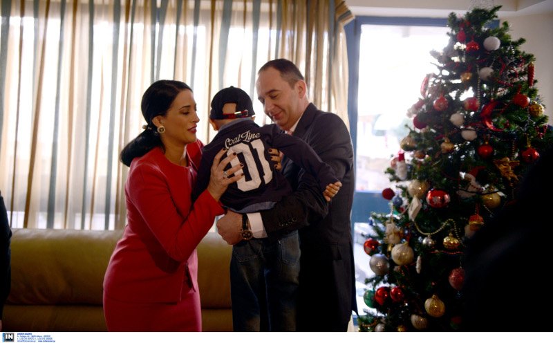 Παρέα με τη σύζυγό του άκουσε τα κάλαντα ο Γιάννης Πλακιωτάκης [εικόνες] | iefimerida.gr 11