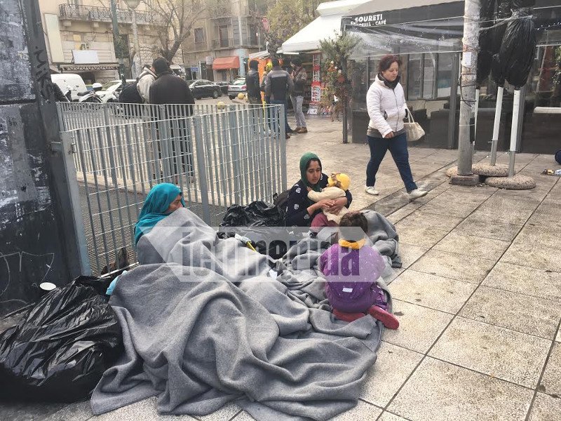 Ανεξέλεγκτη η κατάσταση στην πλατεία Βικτωρίας -Στο έλεος του ψύχους οι μετανάστες [εικόνες] | iefimerida.gr 0