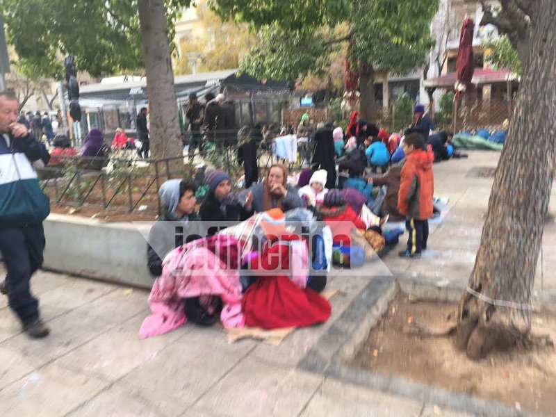 Ανεξέλεγκτη η κατάσταση στην πλατεία Βικτωρίας -Στο έλεος του ψύχους οι μετανάστες [εικόνες] | iefimerida.gr 1