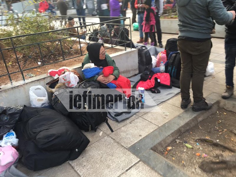 Ανεξέλεγκτη η κατάσταση στην πλατεία Βικτωρίας -Στο έλεος του ψύχους οι μετανάστες [εικόνες] | iefimerida.gr 2