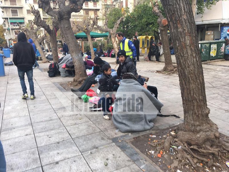 Ανεξέλεγκτη η κατάσταση στην πλατεία Βικτωρίας -Στο έλεος του ψύχους οι μετανάστες [εικόνες] | iefimerida.gr 3