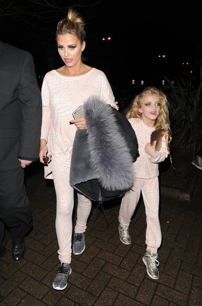 Σάλος με την 8χρονη προκλητικά βαμμένη κόρη της Κέιτι Πράις [εικόνες] | iefimerida.gr 1