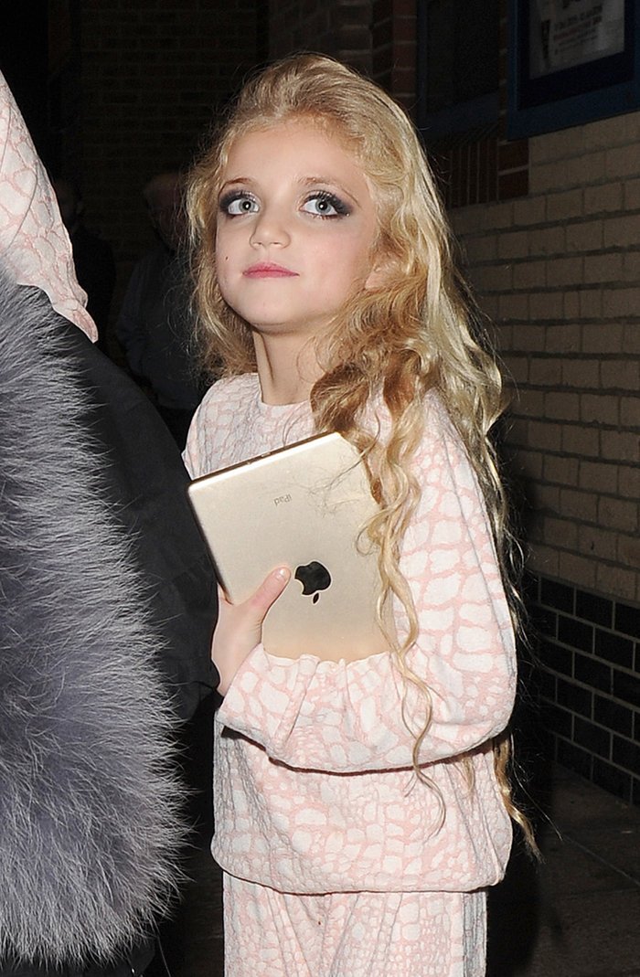 Σάλος με την 8χρονη προκλητικά βαμμένη κόρη της Κέιτι Πράις [εικόνες] | iefimerida.gr 2