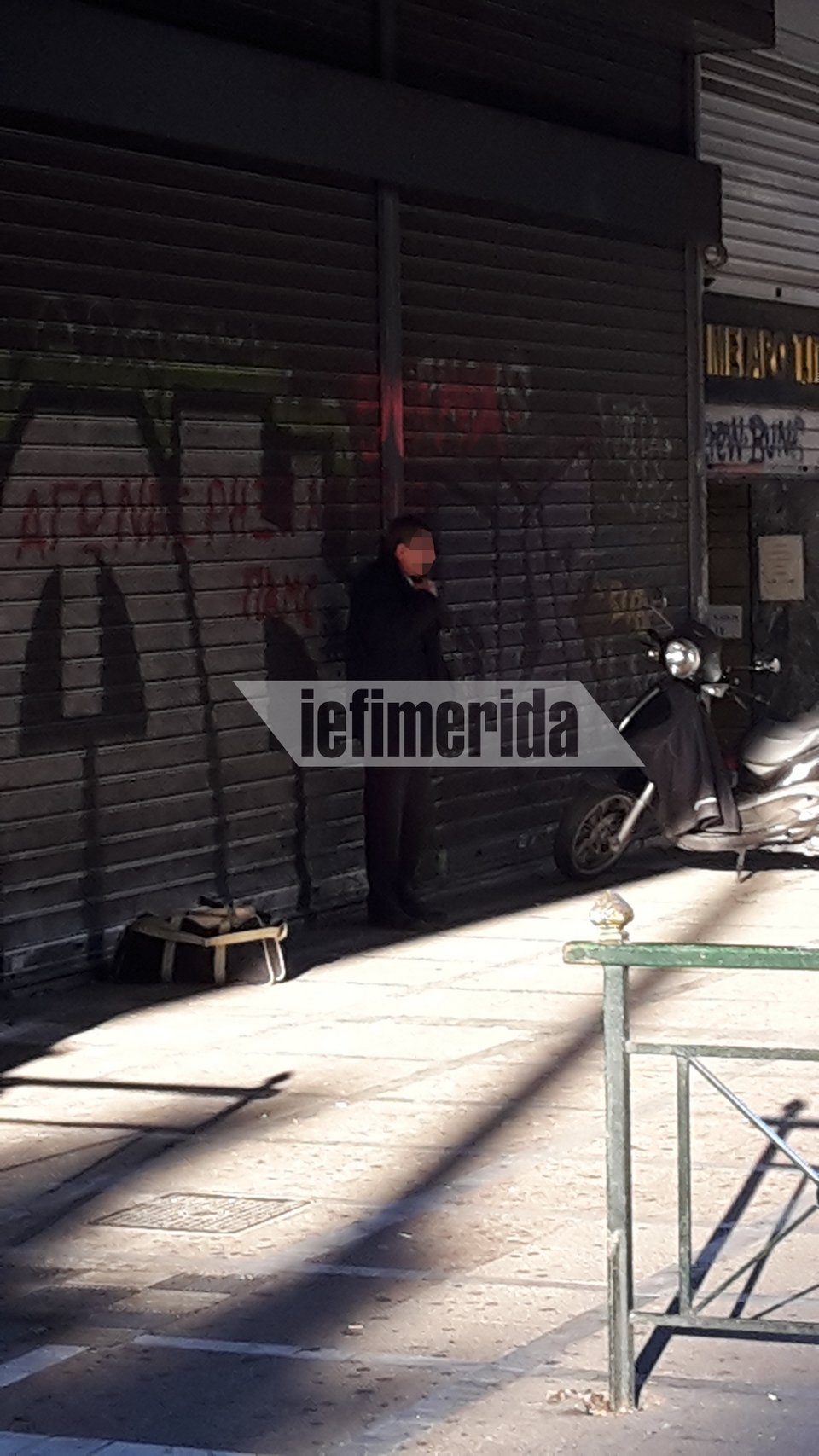 Θρίλερ στο υπουργείο Εργασίας: 50χρονος απειλούσε να αυτοκτονήσει με πριόνι [εικόνες] | iefimerida.gr 1