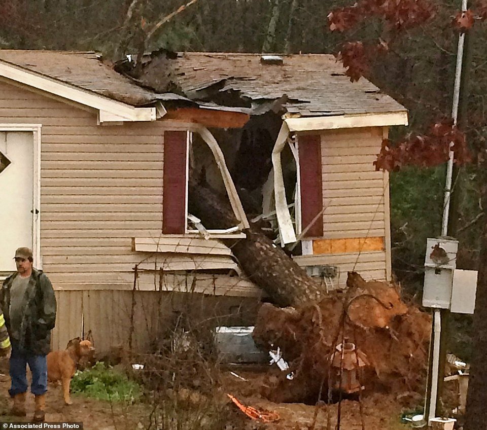 Επτά νεκροί από την κακοκαιρία στις ΗΠΑ -Οι ισχυροί άνεμοι ανέτρεψαν ακόμα και φορτηγό [εικόνες & βίντεο] | iefimerida.gr 3