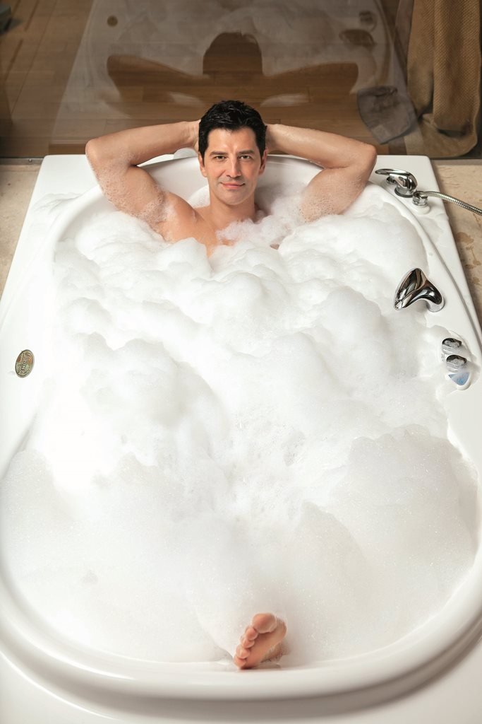 Σάκη Ρουβάς: Ολόγυμνος στην μπανιέρα του [εικόνες]  | iefimerida.gr 1