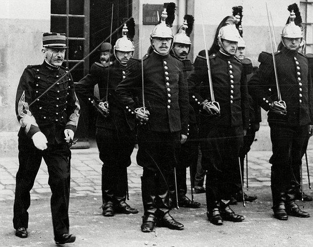 Σαν Σήμερα – Το πρώτο αυτοκίνητο Μercedes παραδίδεται στον ιδιοκτήτη του [εικόνες] | iefimerida.gr 2