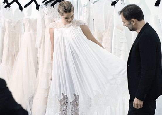 Ο Χρήστος Κωσταρέλλος έντυσε το χριστουγεννιάτικο γκαλά του Tiffany & Co στη Νέα Υόρκη [εικόνες] | iefimerida.gr 8