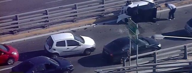 Ανετράπη ΙΧ στον κόμβο του Φαλήρου - Εγκλωβισμένος ο οδηγός [εικόνες] | iefimerida.gr 2