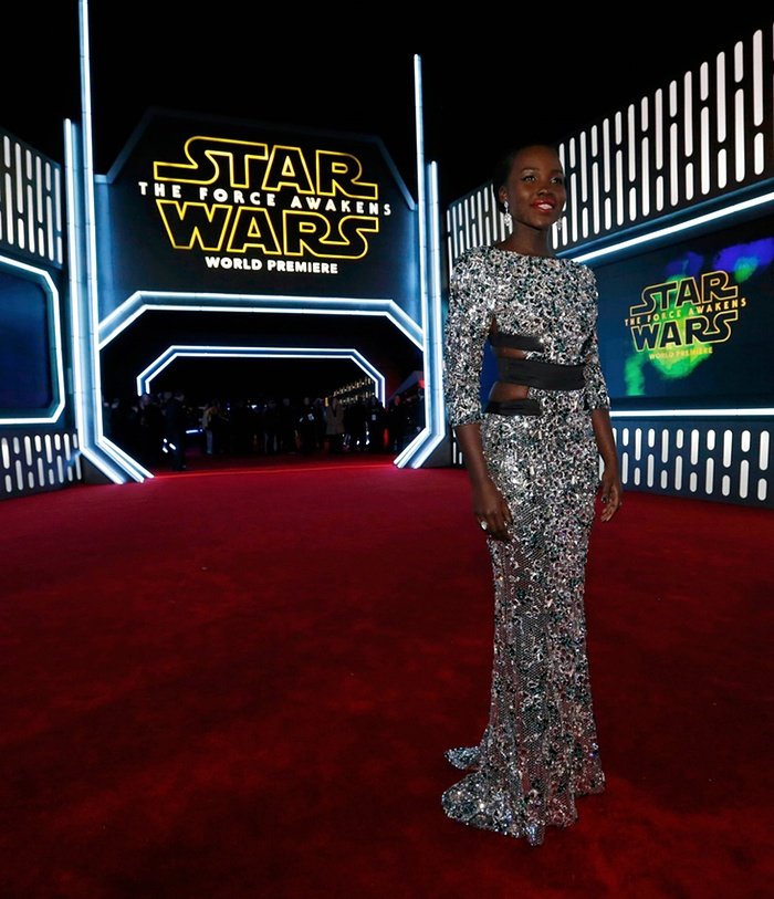 Η εντυπωσιακή πρεμιέρα του Star Wars: Η απαστράπτουσα Λουπίτα Νιόγκο και τα ρομπότ [εικόνες] | iefimerida.gr 8