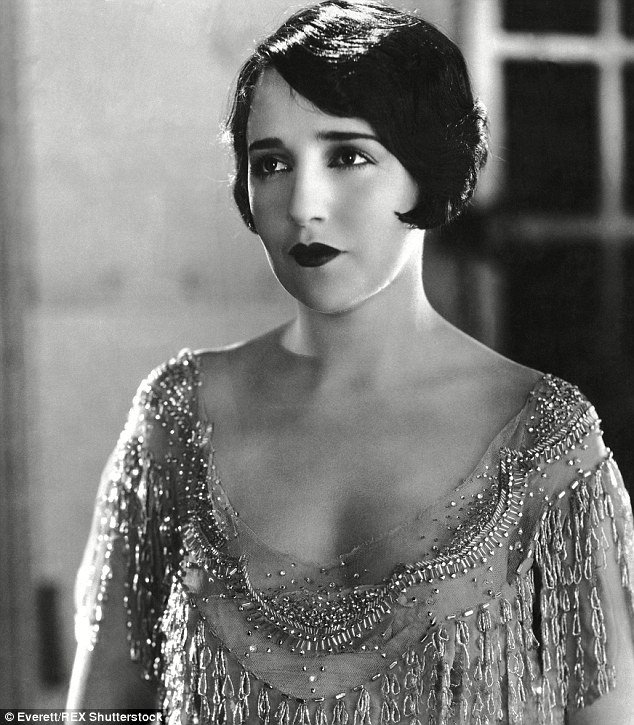 Γιατί τα τελευταία 100 χρόνια το στήθος των γυναικών μεγάλωσε 3 νούμερα [εικόνες] | iefimerida.gr 0