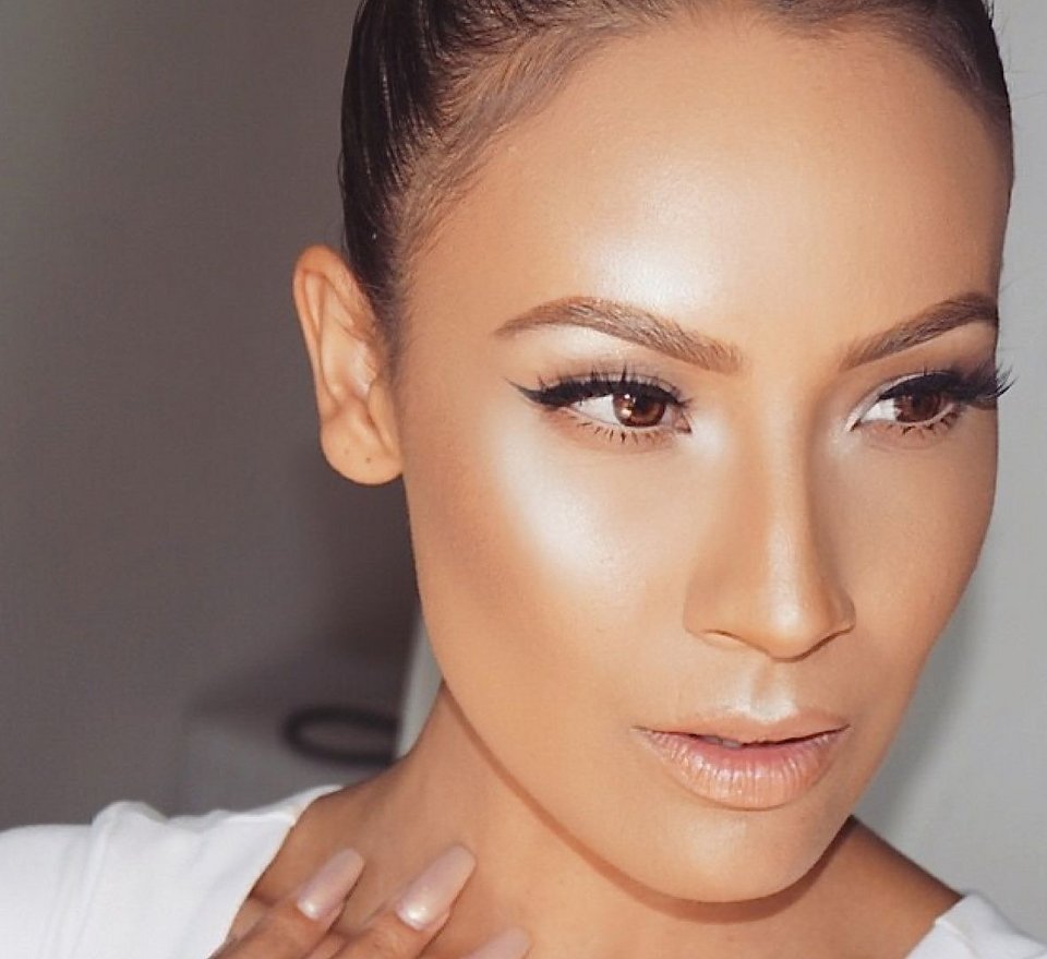 Strobing ή αλλιώς γυαλάδες: Η νέα τάση στο μακιγιάζ που κάνει θραύση - Πώς θα το πετύχετε [εικόνες] | iefimerida.gr 1