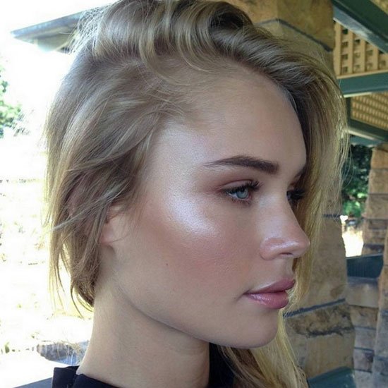 Strobing ή αλλιώς γυαλάδες: Η νέα τάση στο μακιγιάζ που κάνει θραύση - Πώς θα το πετύχετε [εικόνες] | iefimerida.gr 2