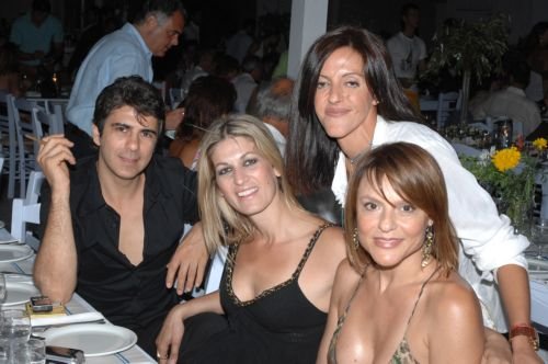 Η κούκλα μητριά του Χριστόφορου Παπακαλιάτη -Σύζυγος του πατέρα του [εικόνες] | iefimerida.gr 2