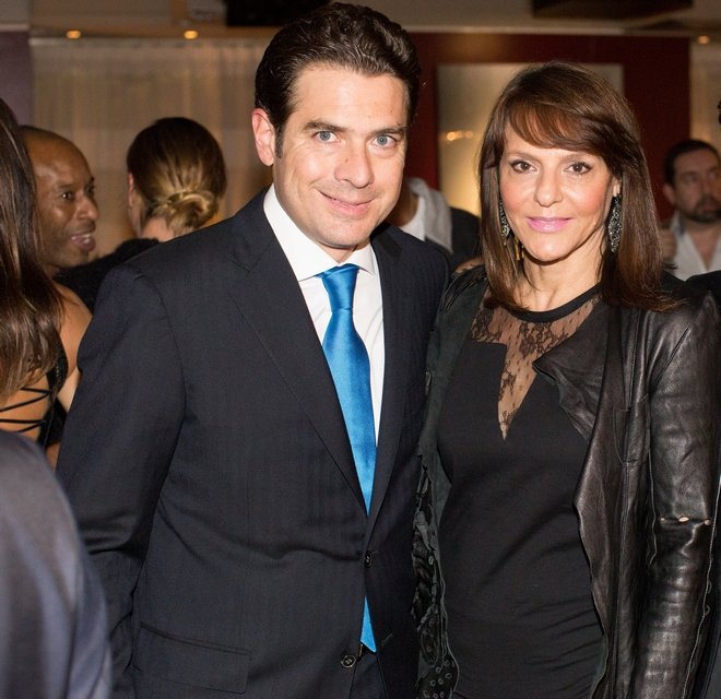 Η κούκλα μητριά του Χριστόφορου Παπακαλιάτη -Σύζυγος του πατέρα του [εικόνες] | iefimerida.gr 3