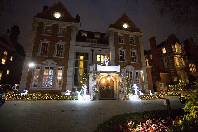 Επαυλη σαν παραμύθι: Ο πολυτελής χριστουγεννιάτικος στολισμός της Ταμάρα Έκλεστοουν [εικόνες] | iefimerida.gr 1