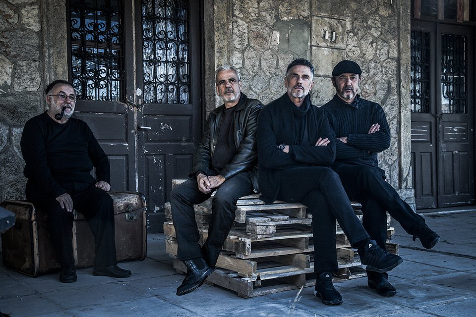 «Πρώτο ταξίδι έτυχε ναύλος» για το Badminton -H ζωή του Καββαδία επί σκηνής [εικόνες] | iefimerida.gr 0