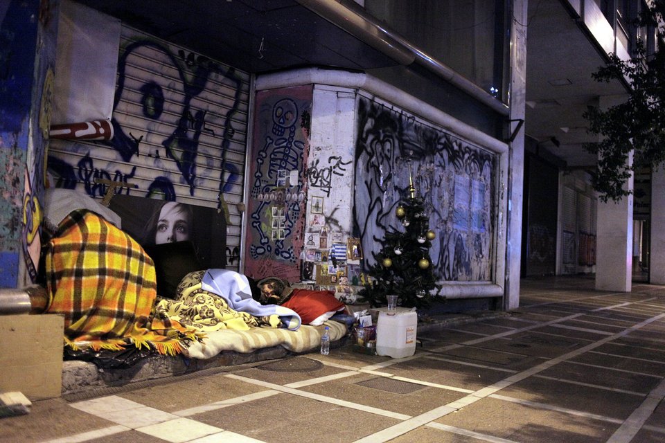 Ο άστεγος της Σταδίου που στόλισε χριστουγεννιάτικο δέντρο δίπλα από τις κουβέρτες του -Εγινε θέμα και στην Telegraph [εικόνες] | iefimerida.gr 0