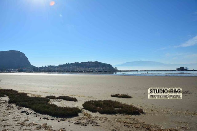 Ενα μοναδικό φαινόμενο: «Εξαφανίστηκε» η θάλασσα στο Ναύπλιο [εικόνες & βίντεο] | iefimerida.gr 2