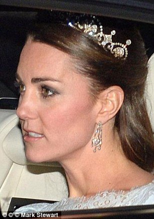 Σε παροξυσμό οι Βρετανοί: Η Κέιτ φόρεσε την τιάρα της Νταϊάνα -Η ιστορία αιώνων του διαμαντένιου στέμματος [εικόνες]    | iefimerida.gr 10