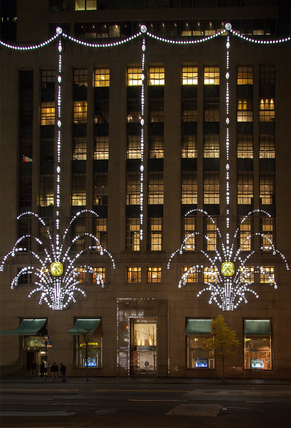 Ο Χρήστος Κωσταρέλλος έντυσε το χριστουγεννιάτικο γκαλά του Tiffany & Co στη Νέα Υόρκη [εικόνες] | iefimerida.gr 6