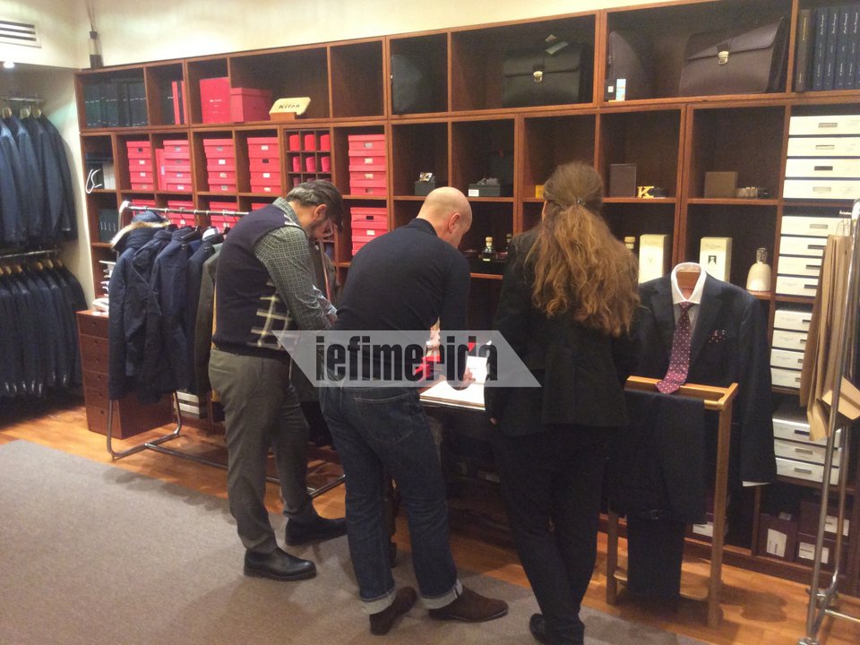 Ο ράφτης του Τζέιμς Μποντ στο Κολωνάκι όλο το Σαββατοκύριακο έραβε sur mesure τους Αθηναίους [εικόνες] | iefimerida.gr 0