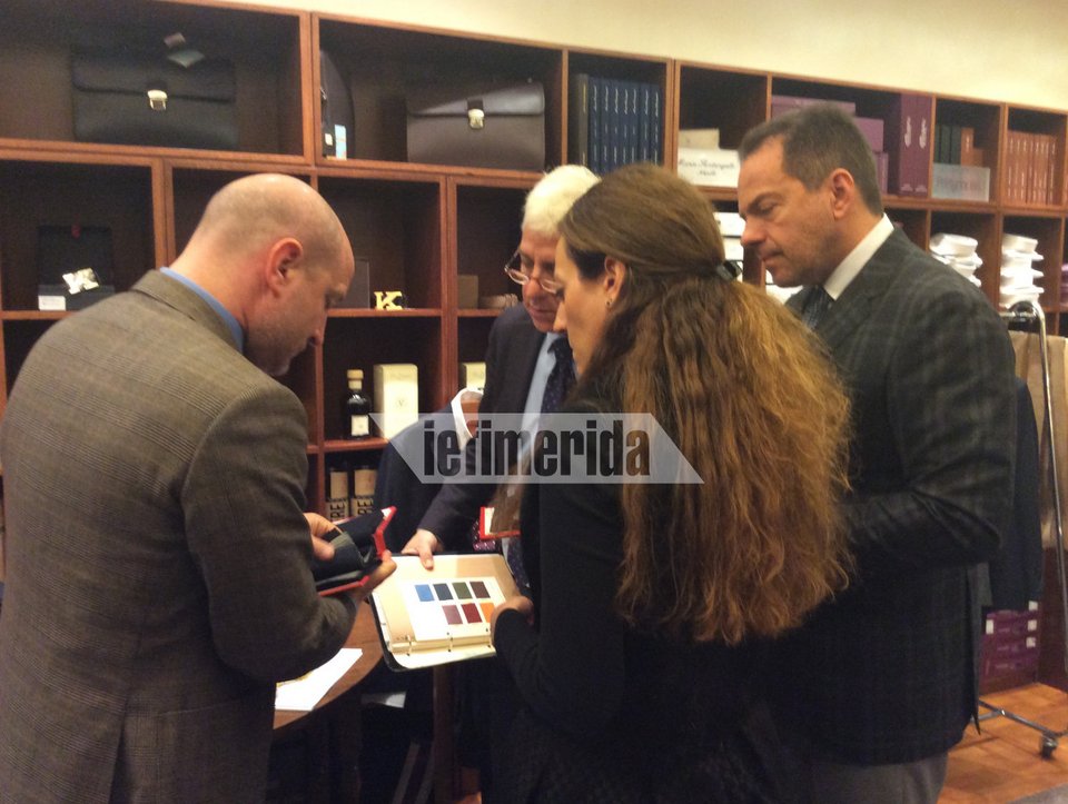 Ο ράφτης του Τζέιμς Μποντ στο Κολωνάκι όλο το Σαββατοκύριακο έραβε sur mesure τους Αθηναίους [εικόνες] | iefimerida.gr 10