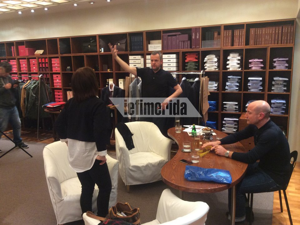 Ο ράφτης του Τζέιμς Μποντ στο Κολωνάκι όλο το Σαββατοκύριακο έραβε sur mesure τους Αθηναίους [εικόνες] | iefimerida.gr 1